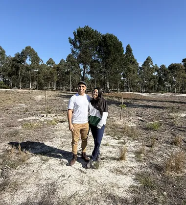 Nacho Fernández y Florencia Cardoso parados en el terreno de la chacra.