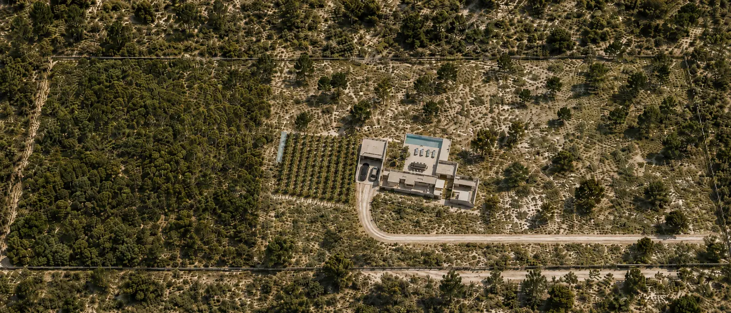 Render aéreo lejano: la casa implantada en la chacra, a unos 145 metros de la calle.